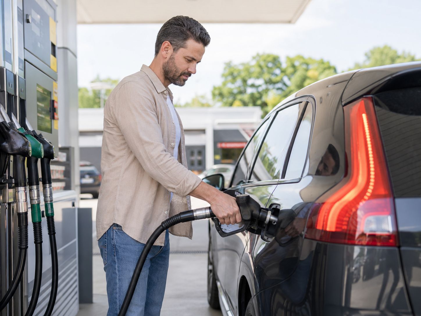 Mann tankt sein eigenes Auto