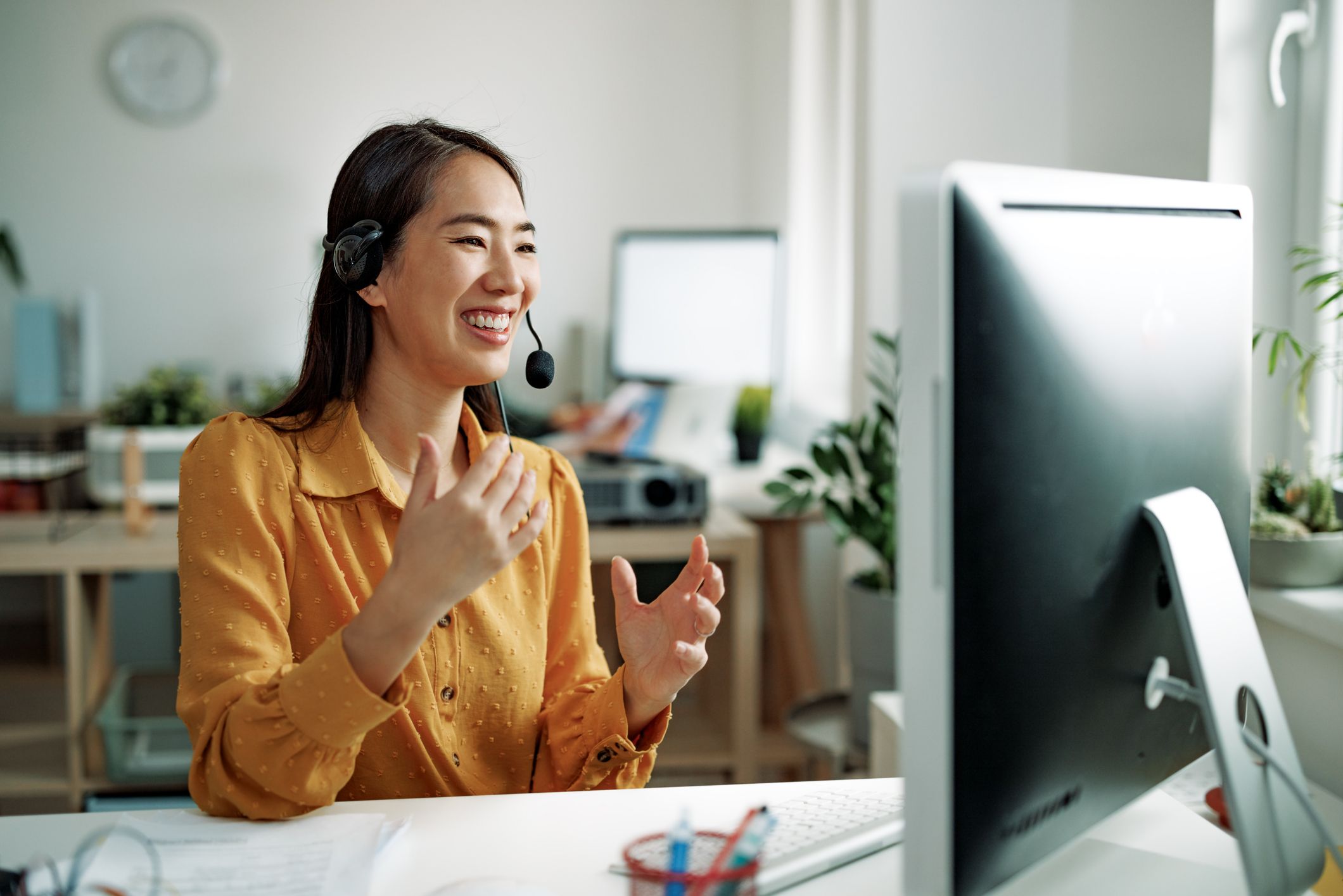 Asiatische Frau als Telesales-Agent